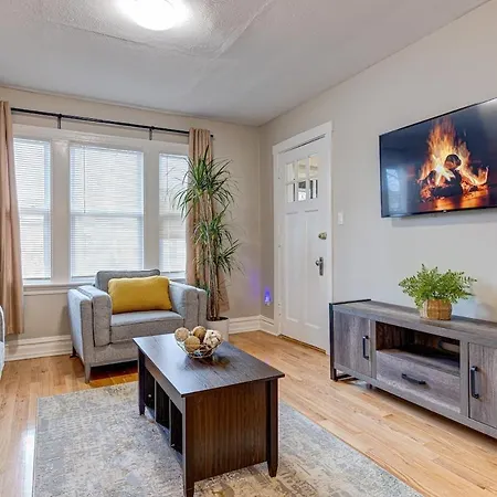 3Bd2Ba Dual Level W Family Room King Bed Apartment Chicago
