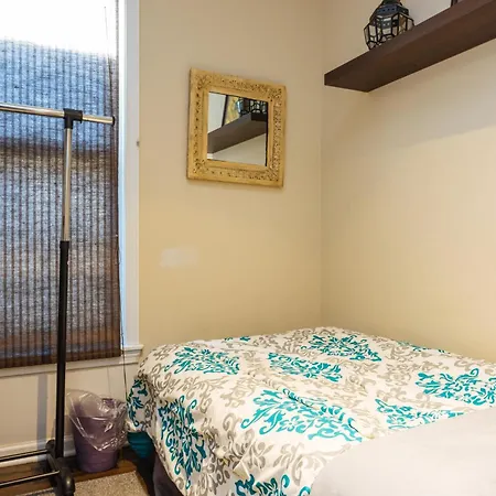 Holiday home 3 Bedroom Spacious In Ideal Location W Free Parking Back Yard Pets Welcome