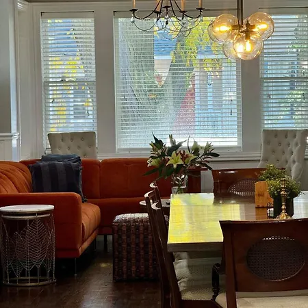 H&h 1896 - Spacious, Fully Stocked, & Free Parking * Chicago