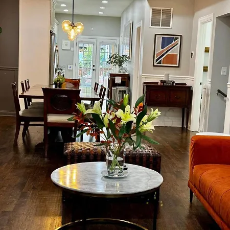 H&h 1896 - Spacious, Fully Stocked, & Free Parking *