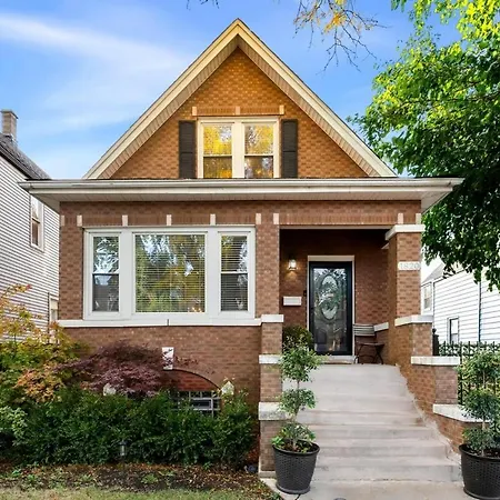 H&h 1896 - Spacious, Fully Stocked, & Free Parking Chicago