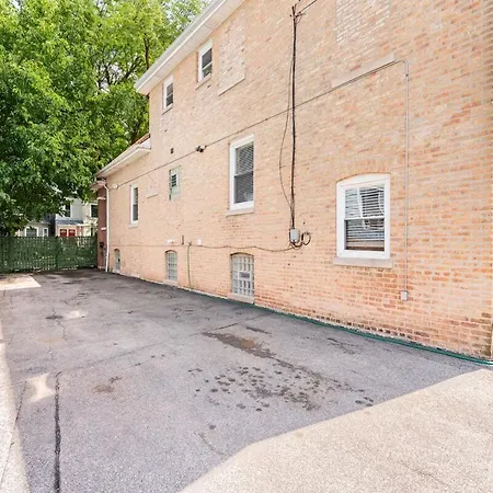 H&h 1896 - Spacious, Fully Stocked, & Free Parking Chicago