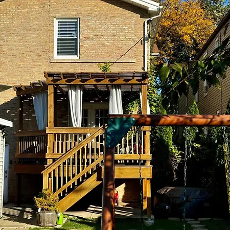 H&h 1896 - Spacious, Fully Stocked, & Free Parking * Chicago