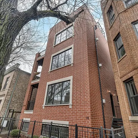 Elegant Condo-steps From Wrigley Field, 32 Nights Chicago