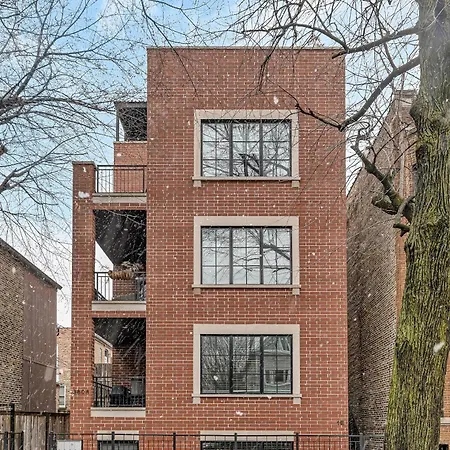 Apartment Elegant Condo-steps From Wrigley Field, 32 Nights Chicago