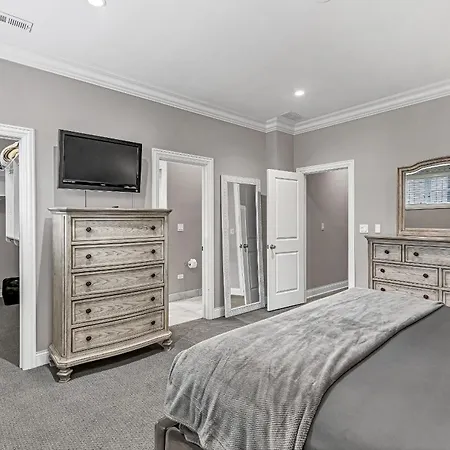 Elegant Condo-steps From Wrigley Field, 32 Nights