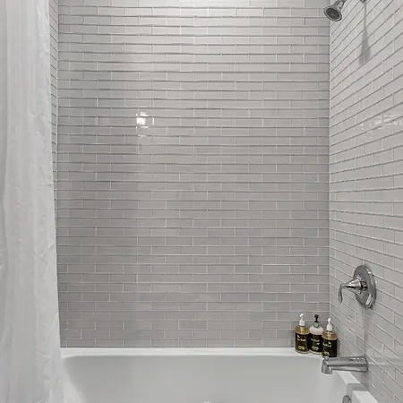 Elegant Condo-steps From Wrigley Field, 32 Nights