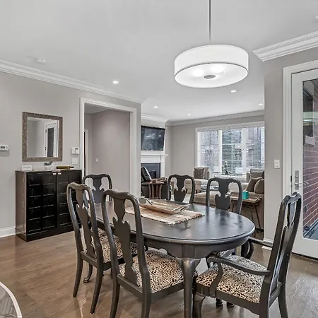 Elegant Condo-steps From Wrigley Field, 32 Nights
