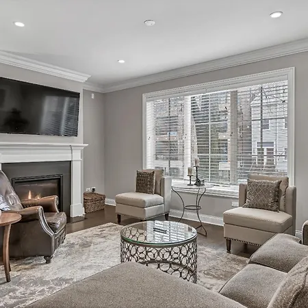 Elegant Condo-steps From Wrigley Field, 32 Nights Apartment Chicago
