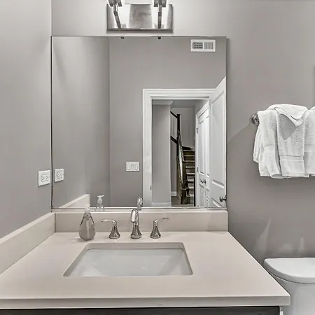 Elegant Condo-steps From Wrigley Field, 32 Nights Apartment