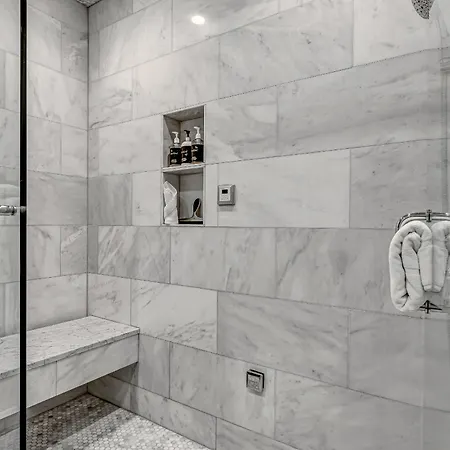 Elegant Condo-steps From Wrigley Field, 32 Nights
