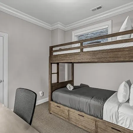 Elegant Condo-steps From Wrigley Field, 32 Nights Chicago