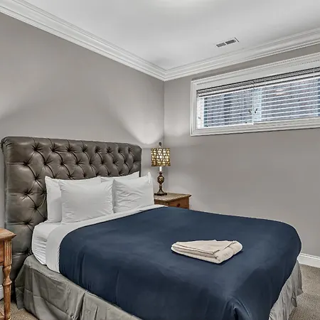 Elegant Condo-steps From Wrigley Field, 32 Nights