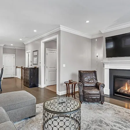 Apartment Elegant Condo-steps From Wrigley Field, 32 Nights *