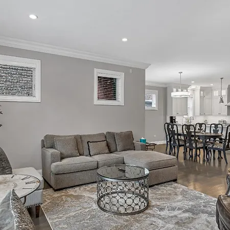 Apartment Elegant Condo-steps From Wrigley Field, 32 Nights Chicago