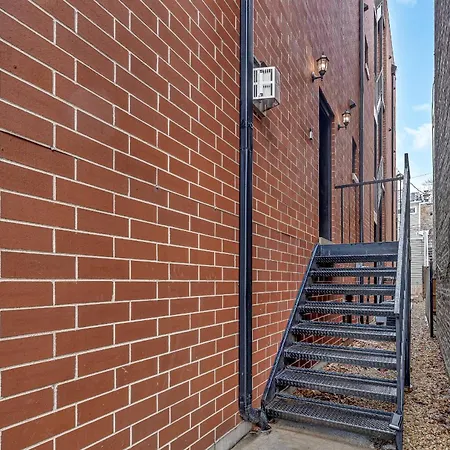 Elegant Condo-steps From Wrigley Field, 32 Nights Apartment