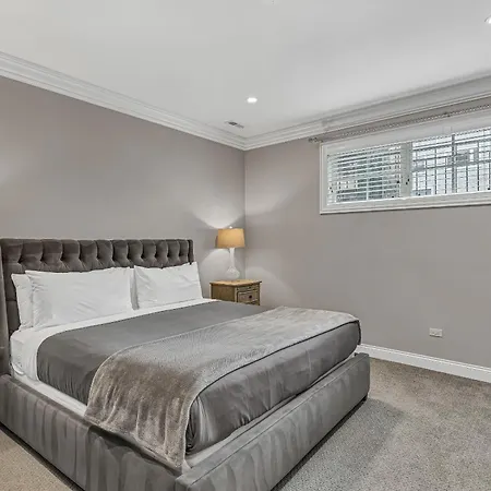 Elegant Condo-steps From Wrigley Field, 32 Nights *