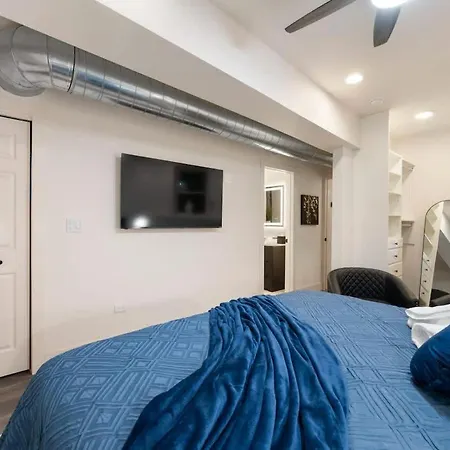 Luxury 2br 2ba In Wicker Park Apartment *