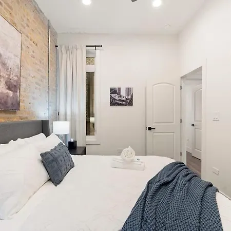 Luxury 2br In Wicker Park Apartment