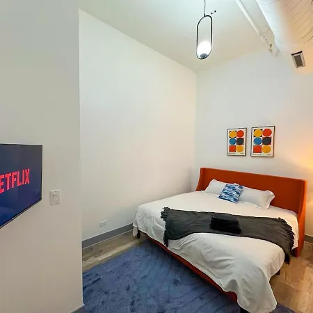 Luxury 6br With Pool Table Sleeps 12 Perfect For Group Near Mccormick Place, Grant Park And Soldier Field Apartment *