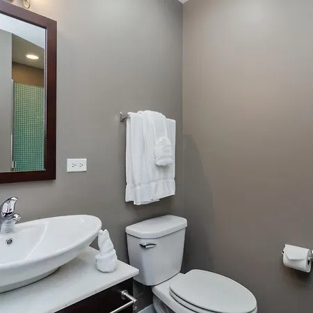 Foodie's Dream! Walk To Amazing Restaurants! Full Kitchen A Balcony For Al Fresco Dining! Apartment Chicago