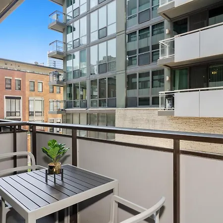 Apartment Foodie's Dream! Walk To Amazing Restaurants! Full Kitchen A Balcony For Al Fresco Dining! Chicago