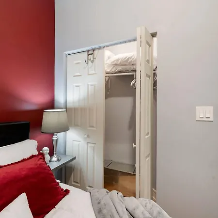 2 Bedroom Near West Loop With Parking