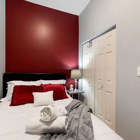 Apartment 2 Bedroom Near West Loop With Parking