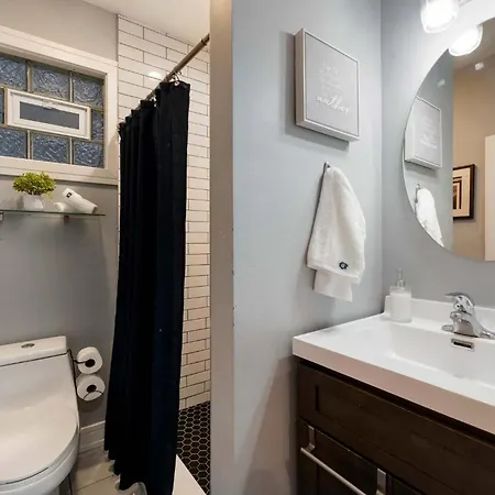 2 Bedroom Near West Loop With Parking Apartment *