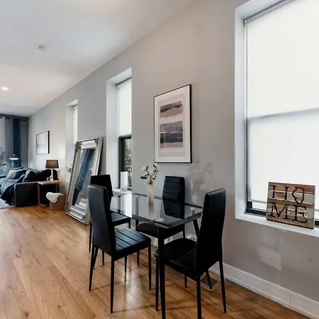 2 Bedroom Near West Loop With Parking * Chicago