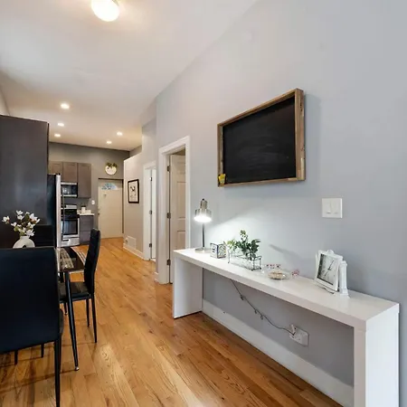 Apartment 2 Bedroom Near West Loop With Parking *