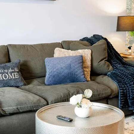 2 Bedroom Near West Loop With Parking Apartment *