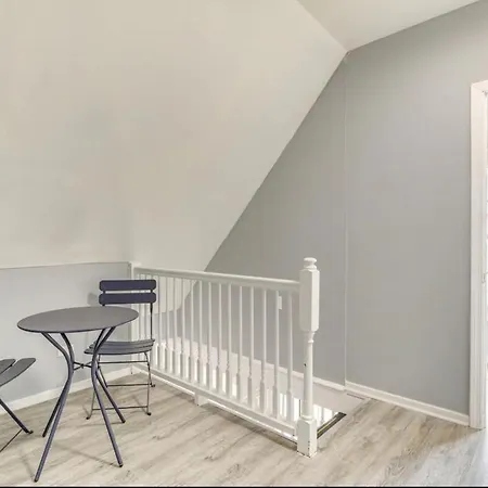 2br 1bonus2bath Duplexofficesleeps6freeparking Apartment *