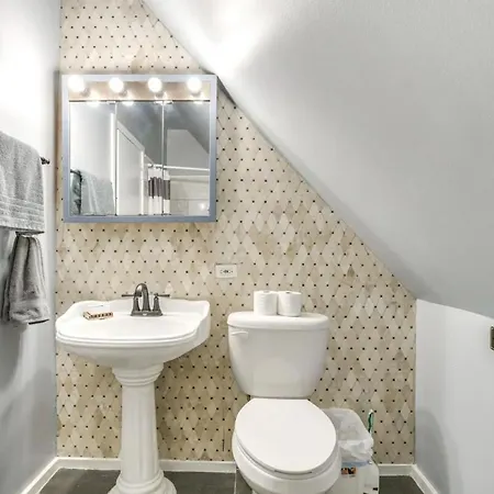 2br 1bonus2bath Duplexofficesleeps6freeparking Apartment