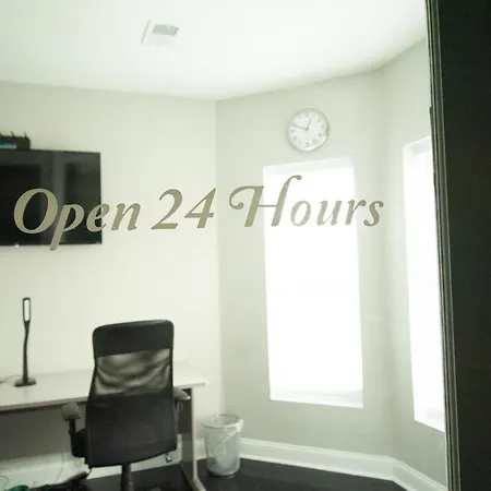 7 Star The Malia Oasis 3br 1 Half Bath Office Space Apartment Chicago