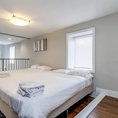 Beautiful Unit Chi In Prime River North - Floor