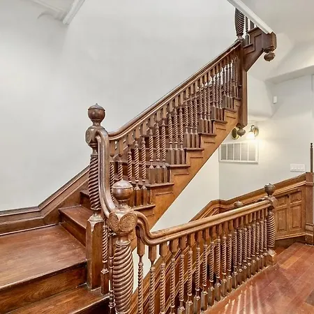 Holiday home Spectacular Gilded Age 6 Bedroom Gold Coast Mansion With Deck