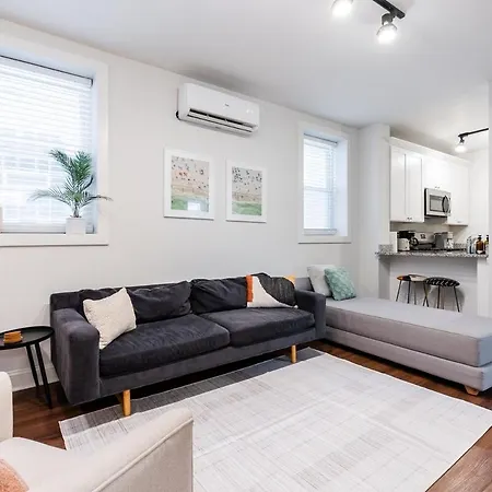 Modern In Trendy Avondale Neighborhood With Free Parking Apartment Chicago