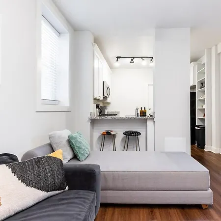 Apartment Modern In Trendy Avondale Neighborhood With Free Parking