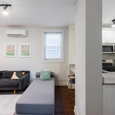 Modern In Trendy Avondale Neighborhood With Free Parking Chicago