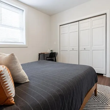 Modern In Trendy Avondale Neighborhood With Free Parking Apartment Chicago