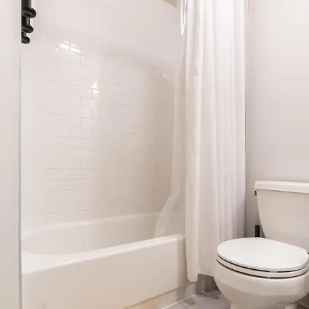 Modern In Trendy Avondale Neighborhood With Free Parking Apartment Chicago