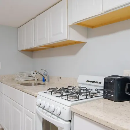 Cozy Logan Square Easy Access Apartment