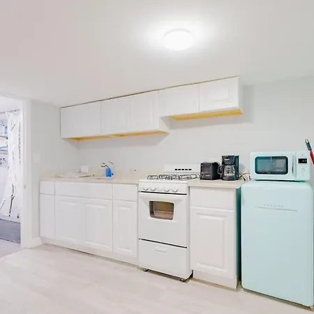 Cozy Logan Square Easy Access Apartment Chicago