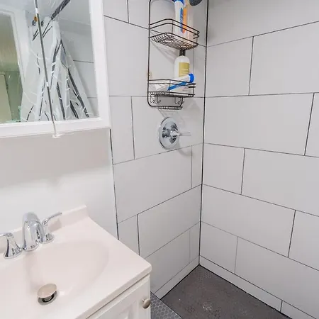 Cozy Logan Square Easy Access