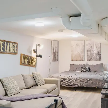Cozy Logan Square Easy Access