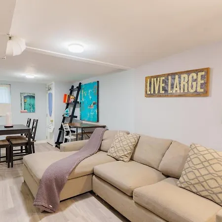 Cozy Logan Square Easy Access Chicago