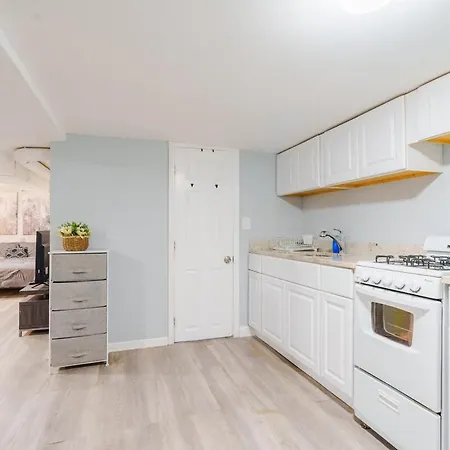 Cozy Logan Square Easy Access Apartment Chicago