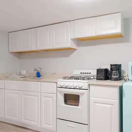 Cozy Logan Square Easy Access Apartment
