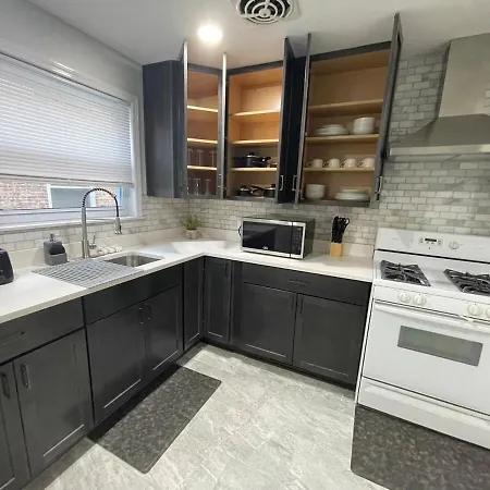Spacious 3 Bed 2 Bath In Rogers Park Apartment